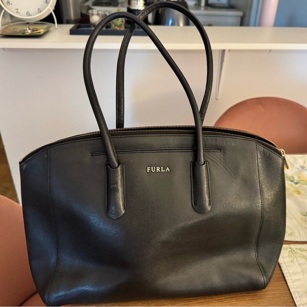 Furla Black Leather Tote Bag with Structured Design